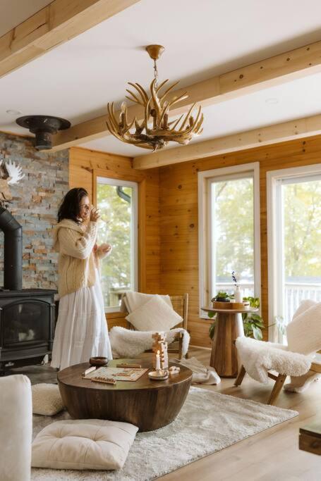 The Fox Lakefront Cottage with PrivateBeach and Sauna