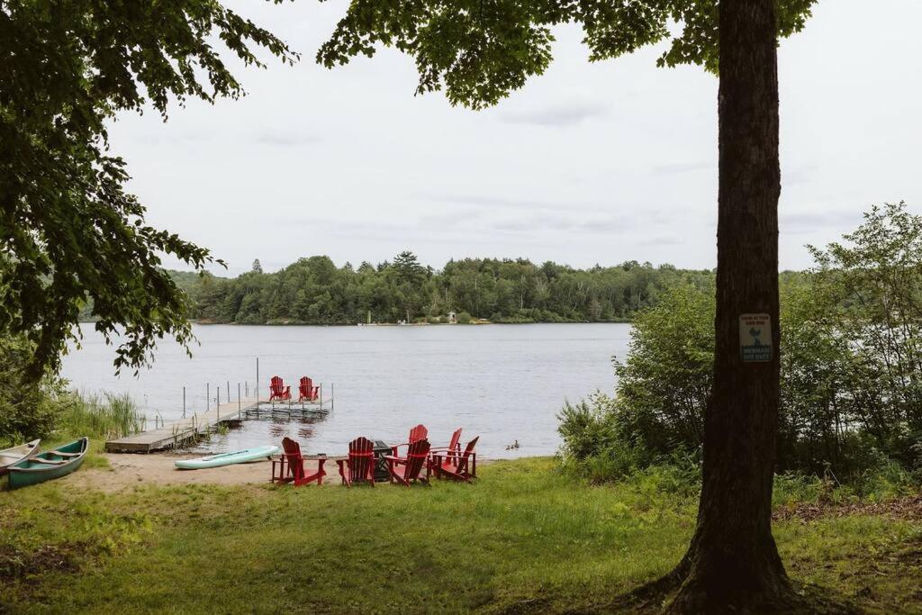 The Fox Lakefront Cottage with PrivateBeach and Sauna