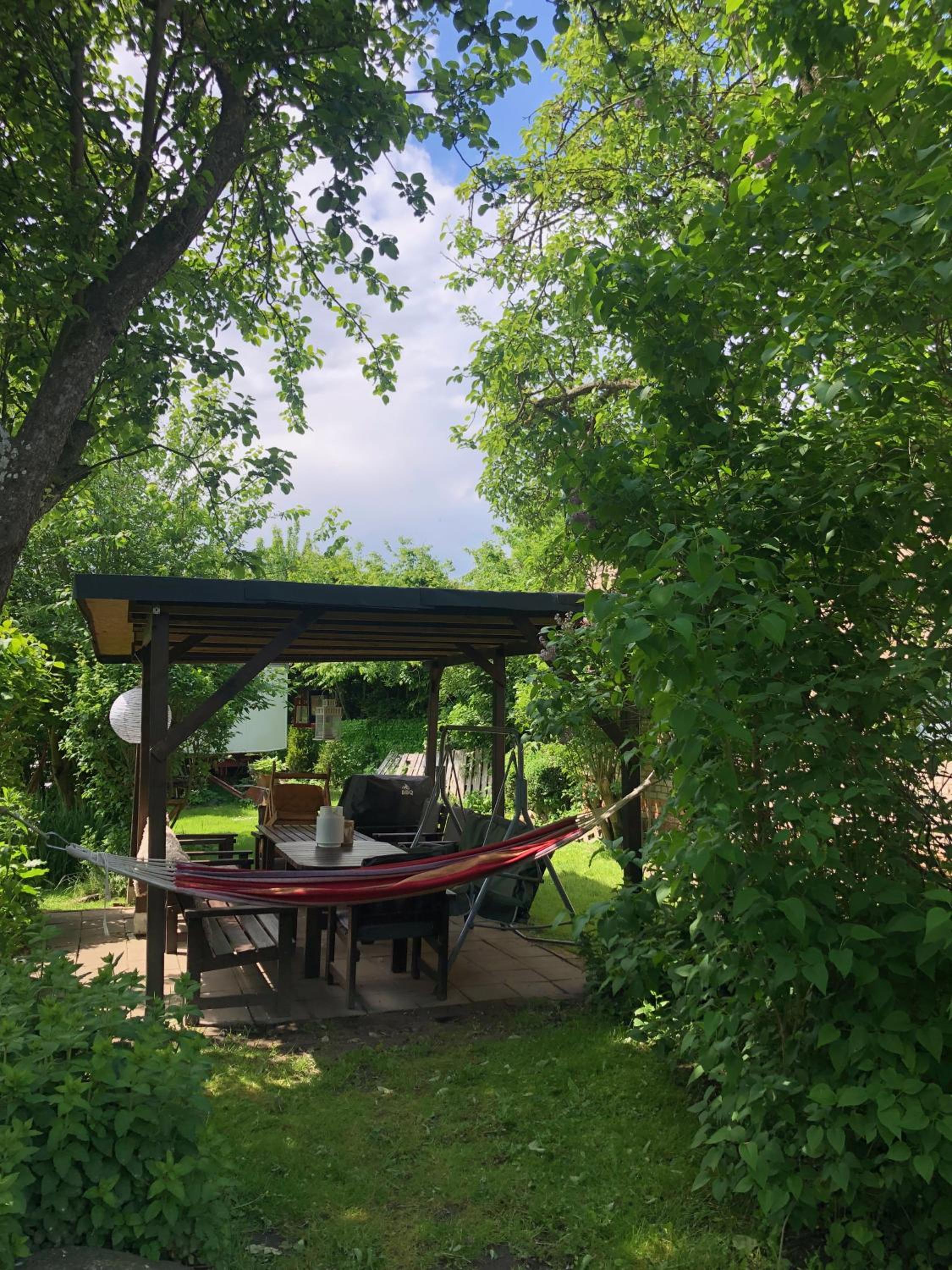Alte Kate mit Bau-& Zirkuswagen im Gartenidyll in Putbus OT Kasnevitz