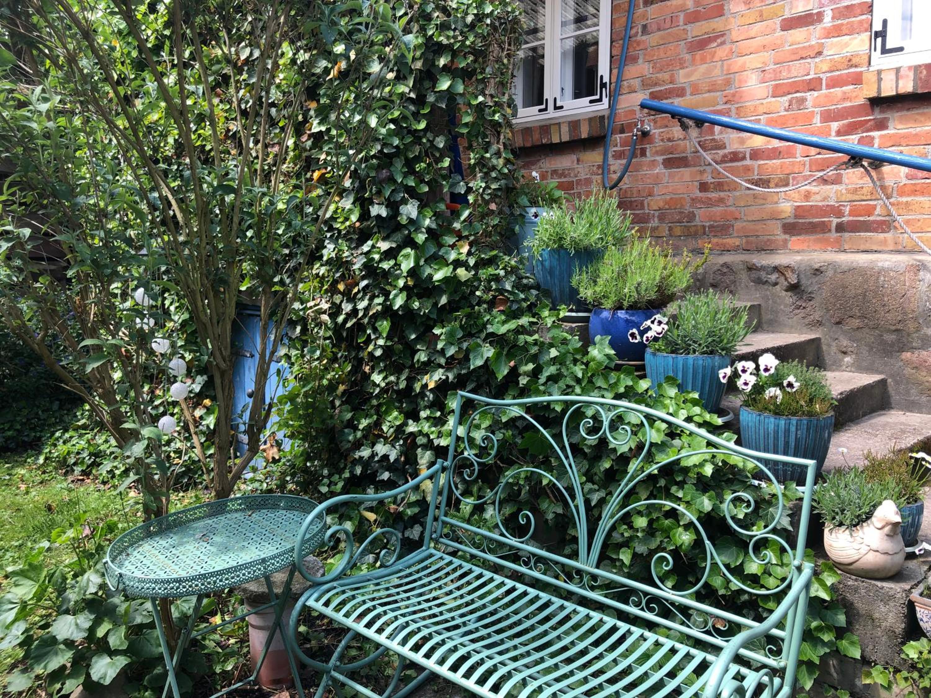 Alte Kate mit Bau-& Zirkuswagen im Gartenidyll in Putbus OT Kasnevitz