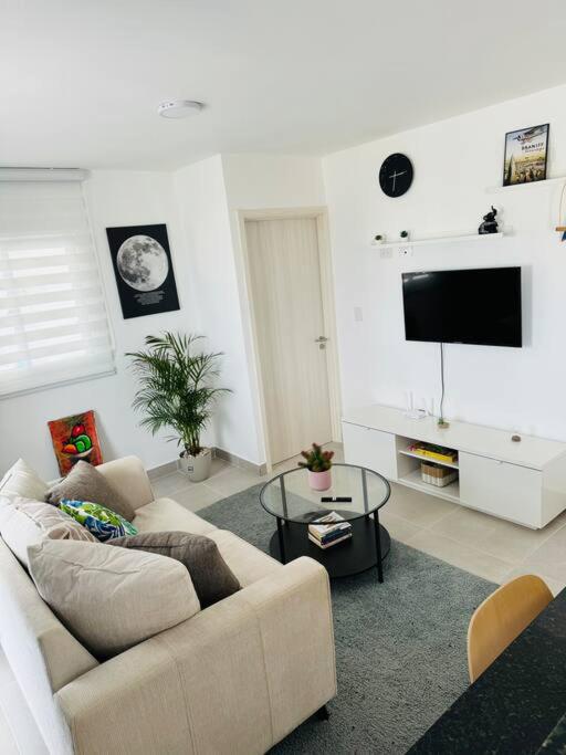 Apartamento cerca de todo