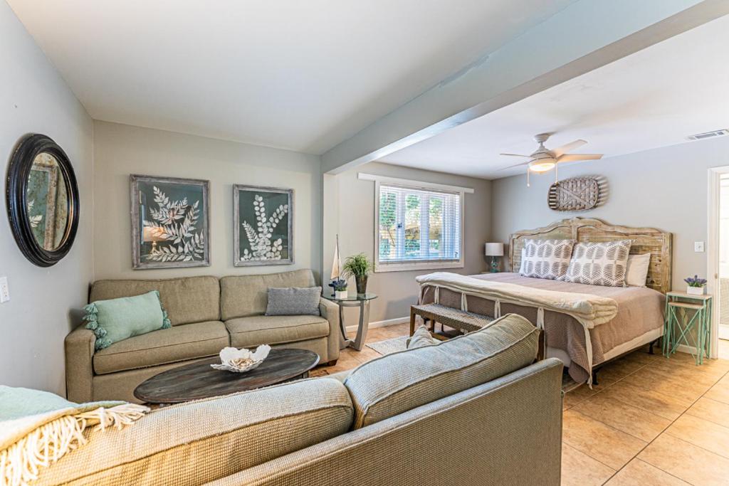 STEPS TO THE BEACH, Updated, Walk to and Restaurants, Private Pool, Ping Pong view 3