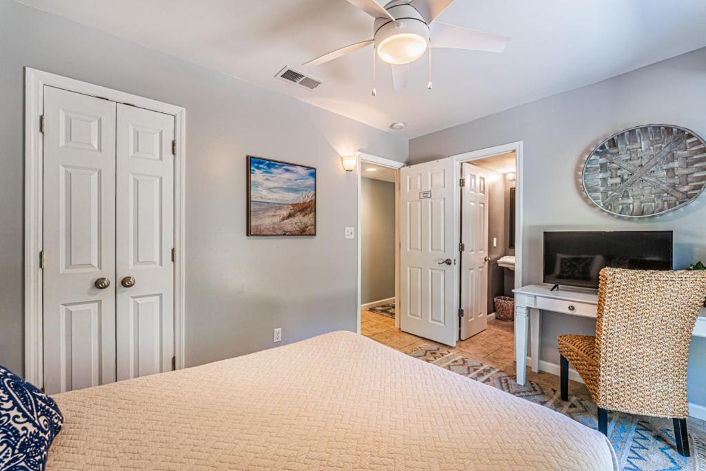 STEPS TO THE BEACH, Updated, Walk to and Restaurants, Private Pool, Ping Pong view 5