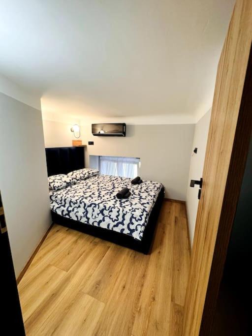 G15 City Centre Stylish Flat view 2