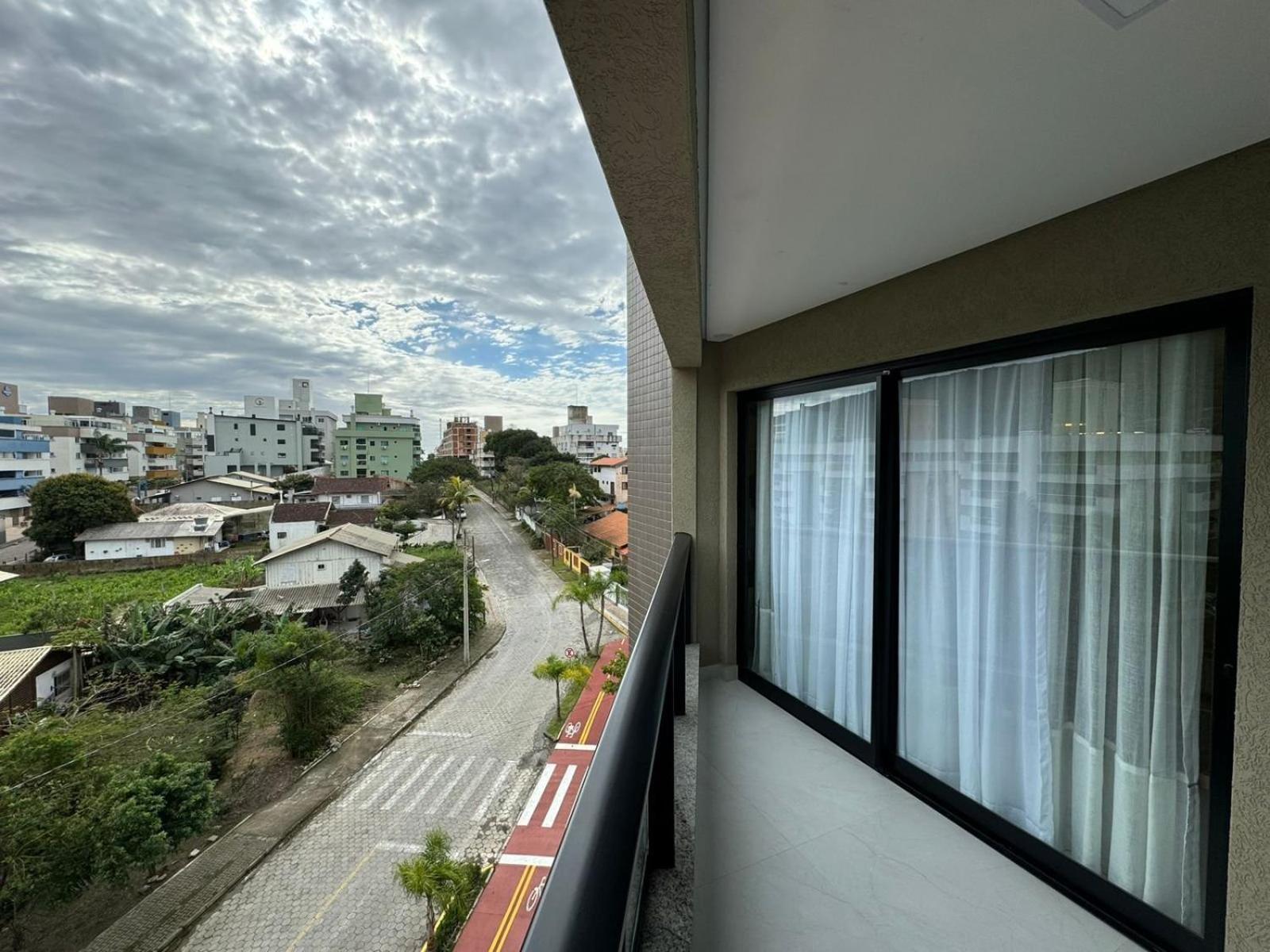 002D - Lindo apartamento na praia de Bombas