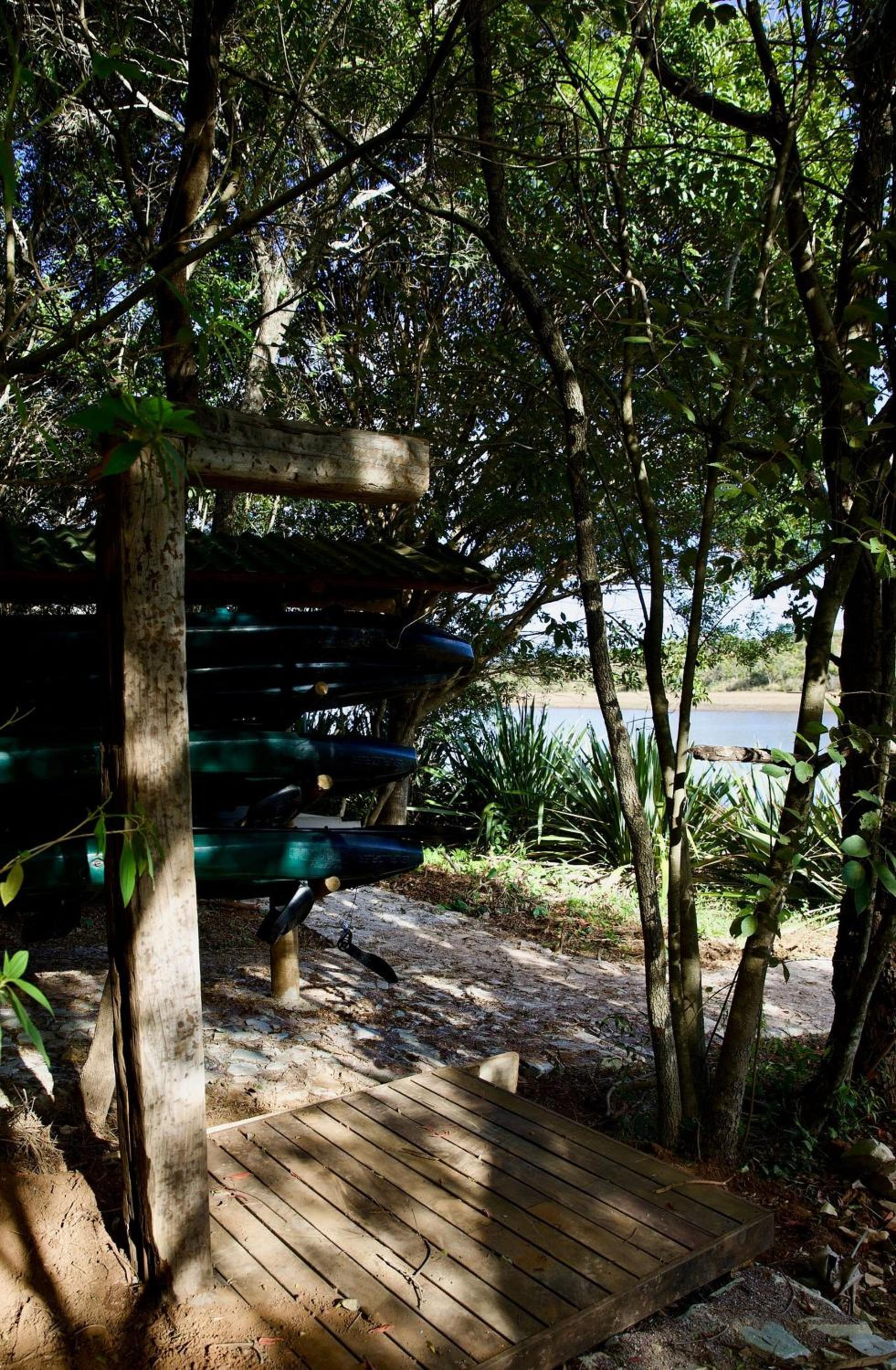 Refúgio na Lapinha com dois chalés, ideais para casal, família ou pequeno grupo de amigos, com acesso privativo à lagoa, caiaques e quadra de beach tennis