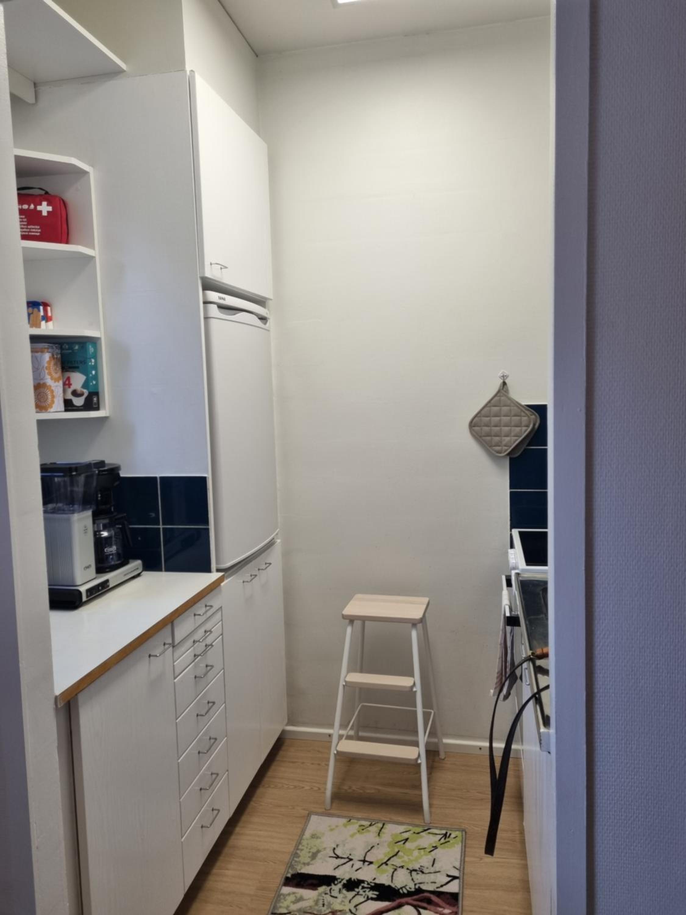 Kompakti yksiö numero 6 pienkerrostalossa