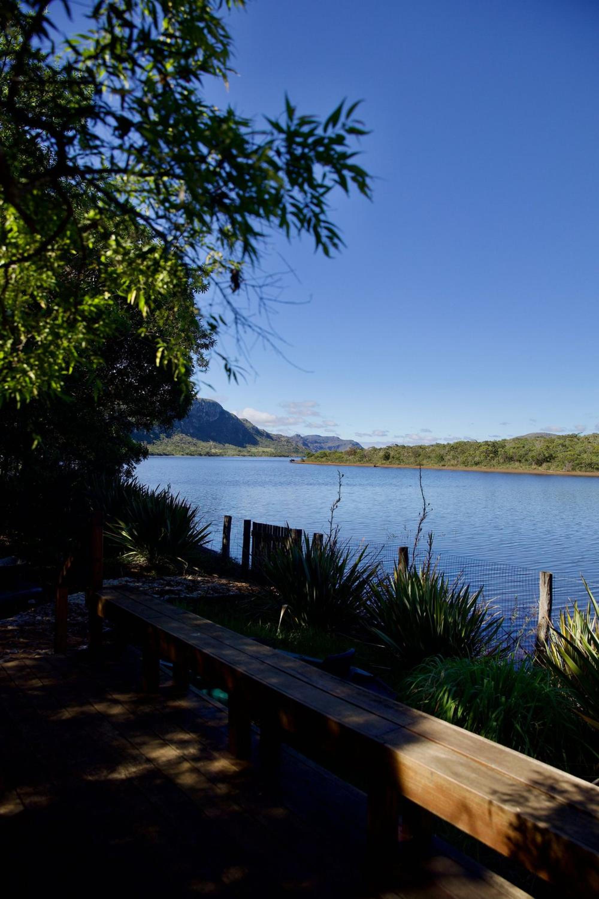 Refúgio na Lapinha com dois chalés, ideais para casal, família ou pequeno grupo de amigos, com acesso privativo à lagoa, caiaques e quadra de beach tennis