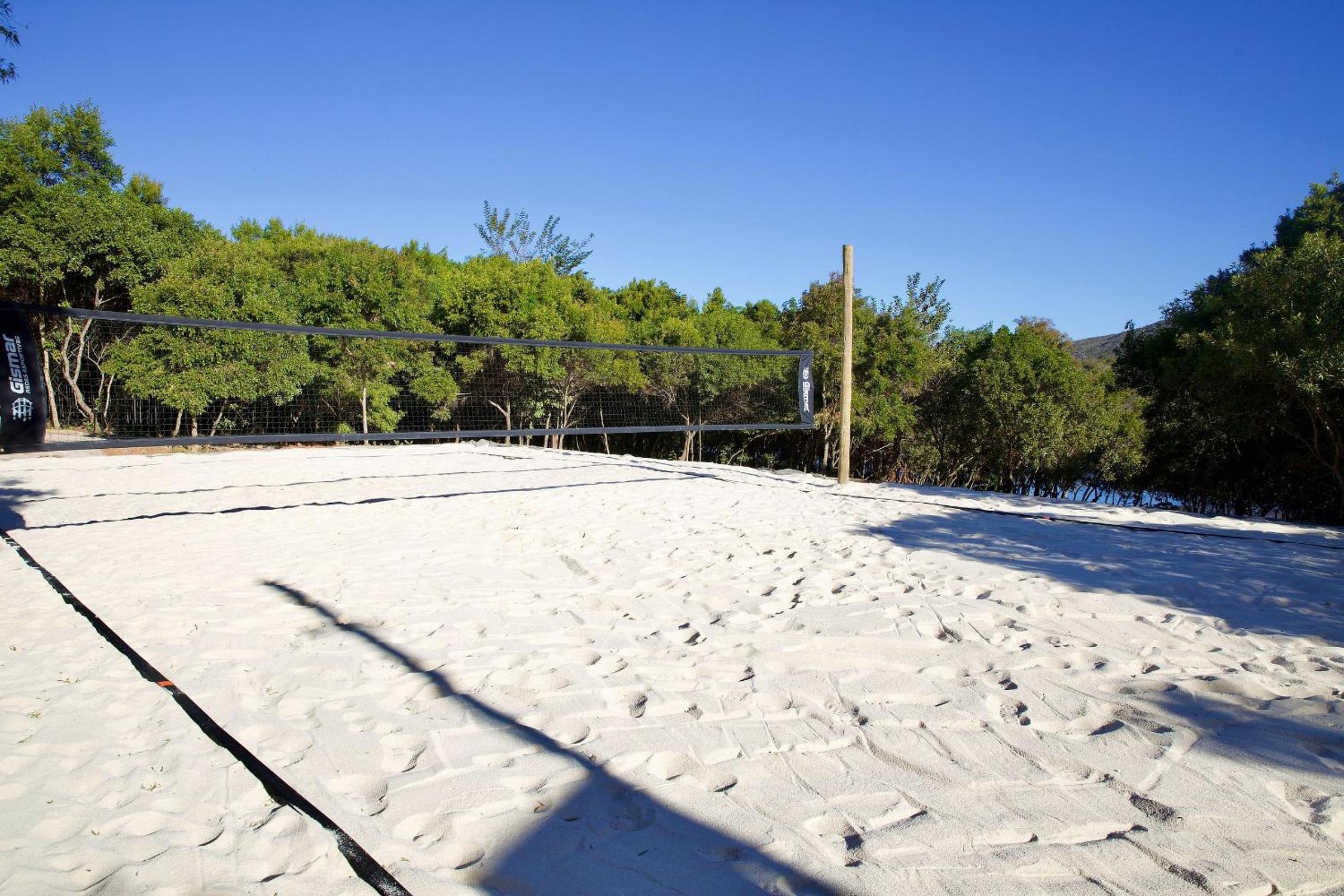 Refúgio na Lapinha com dois chalés, ideais para casal, família ou pequeno grupo de amigos, com acesso privativo à lagoa, caiaques e quadra de beach tennis