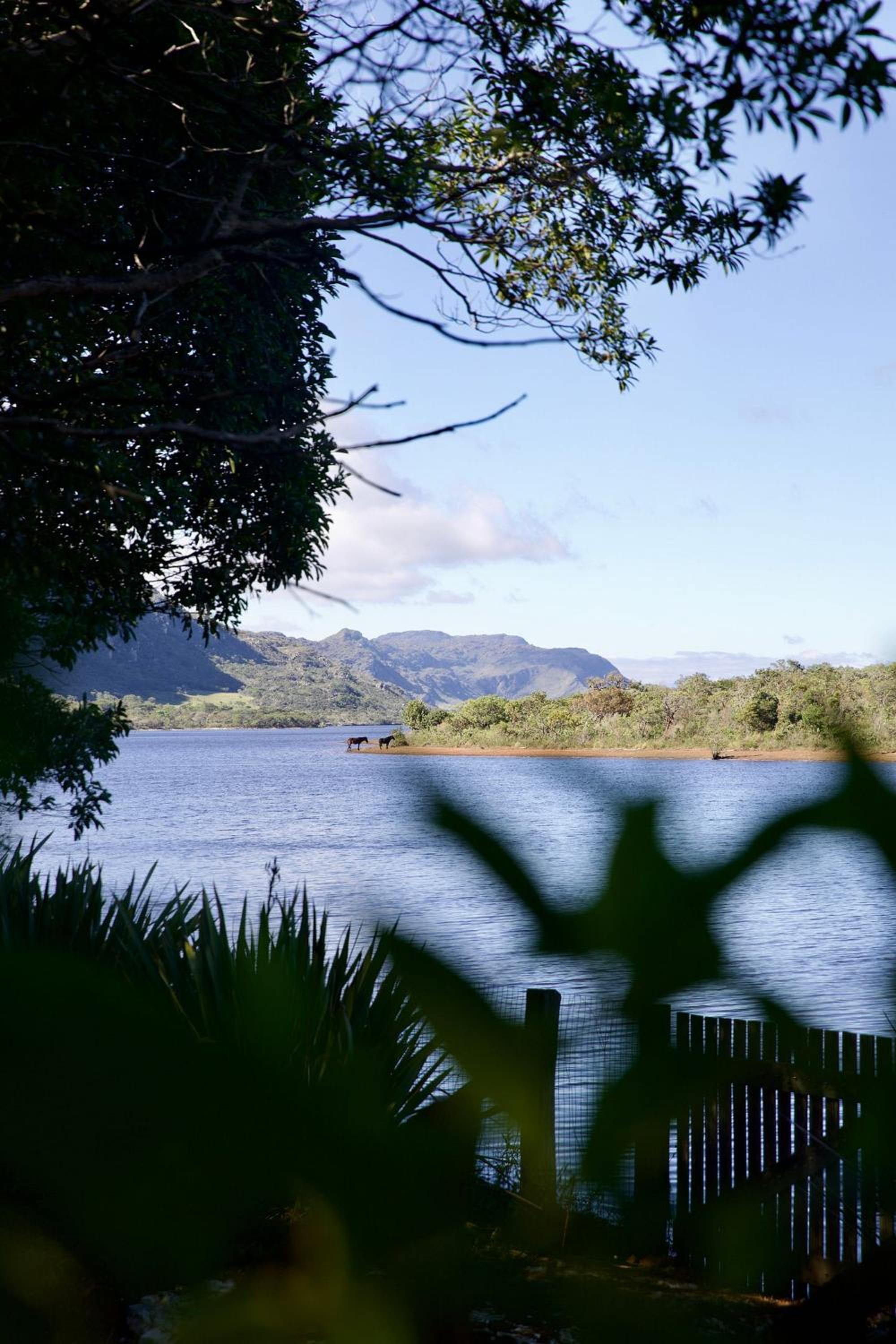 Refúgio na Lapinha com dois chalés, ideais para casal, família ou pequeno grupo de amigos, com acesso privativo à lagoa, caiaques e quadra de beach tennis
