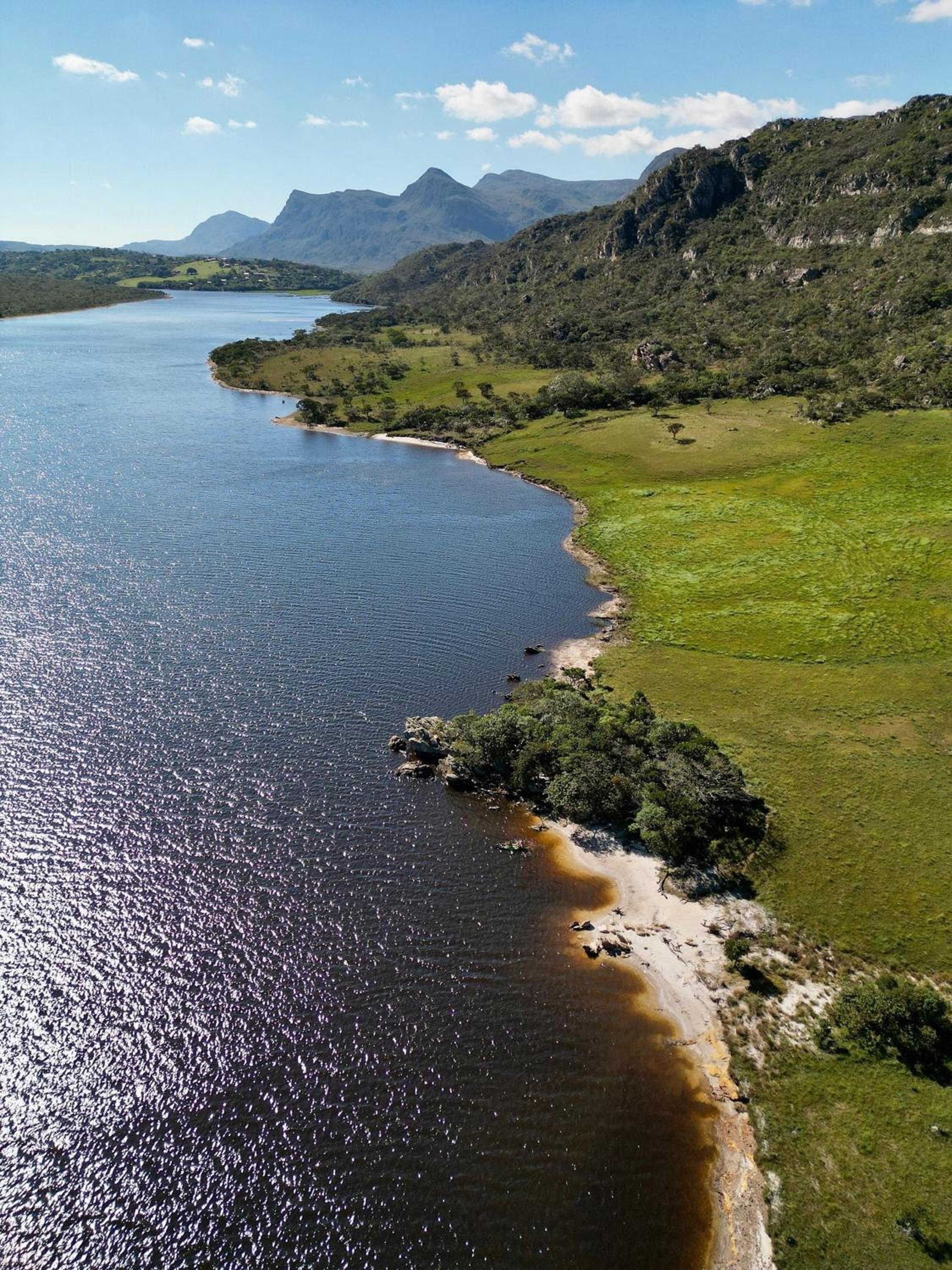 Refúgio na Lapinha com dois chalés, ideais para casal, família ou pequeno grupo de amigos, com acesso privativo à lagoa, caiaques e quadra de beach tennis
