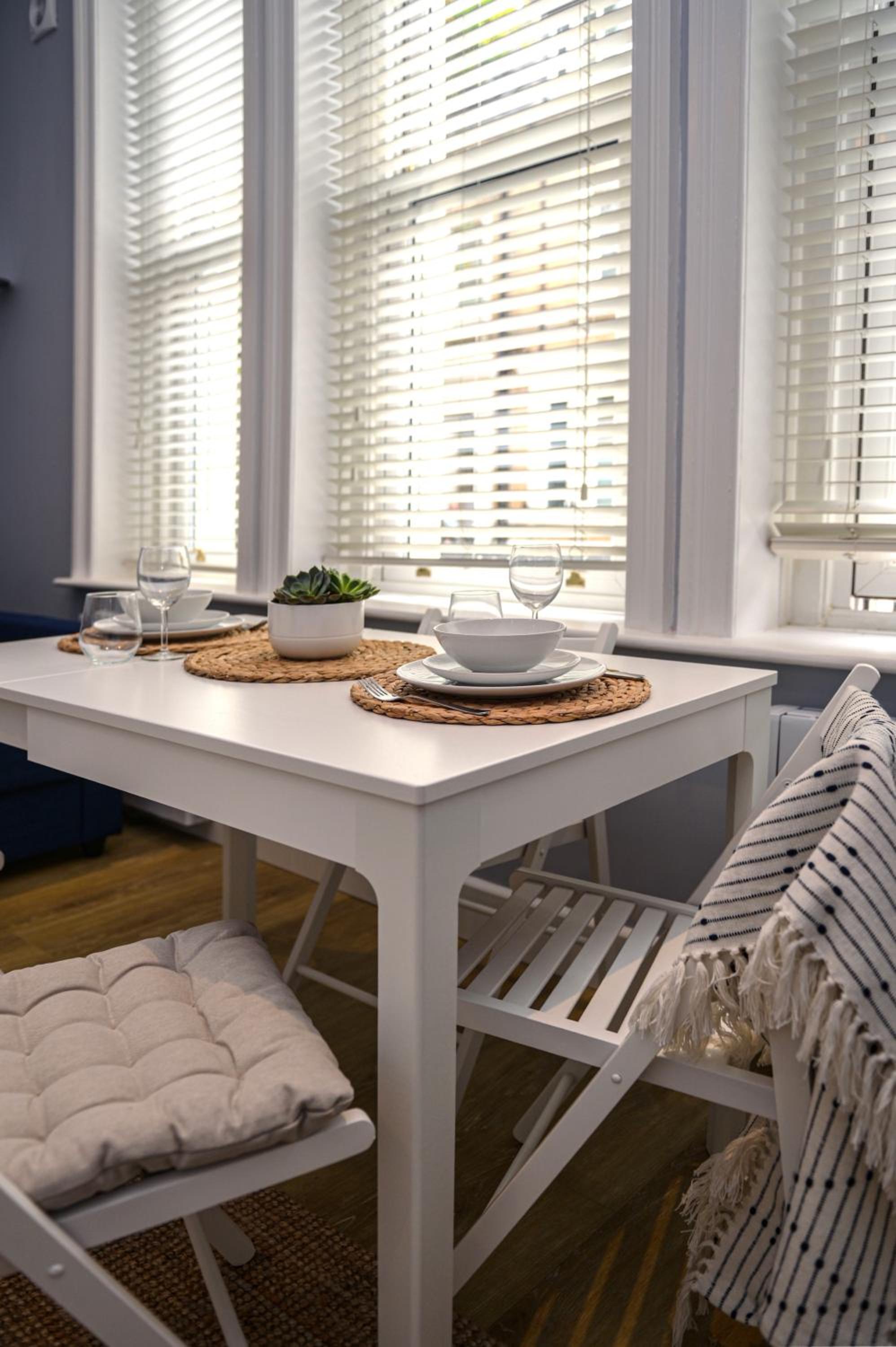 Verulum Apartments - 9 mins walk to the beach - Beautifully Designed Luxury Town Centre Apartments by Coastline Retreats view 4