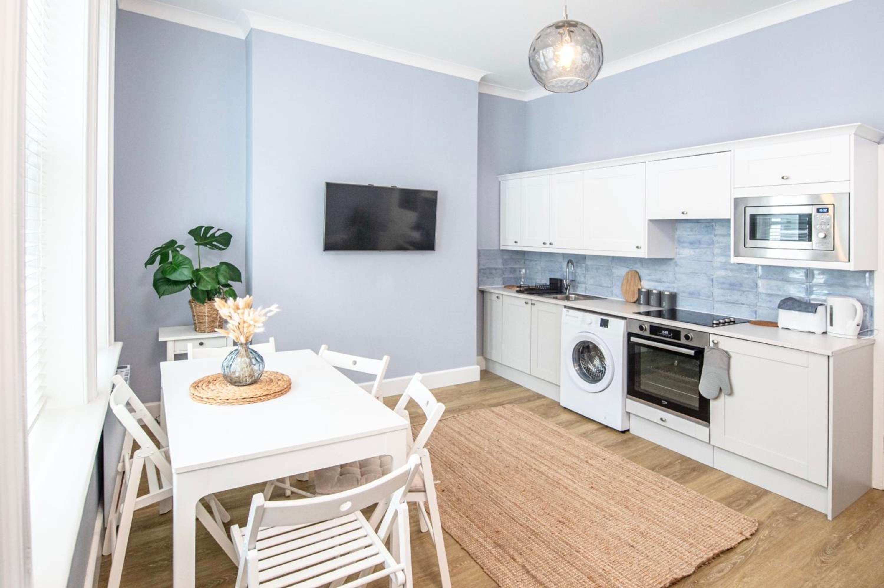 Verulum Apartments - 9 mins walk to the beach - Beautifully Designed Luxury Town Centre Apartments by Coastline Retreats view 5