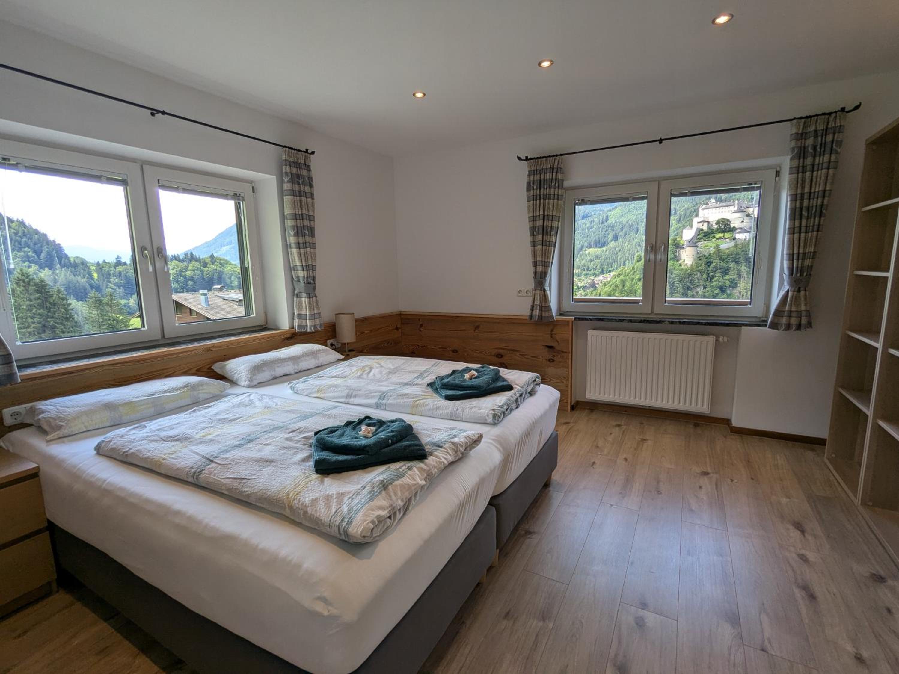 Haus Biechl mit Blick auf die Burg Hohenwerfen view 4