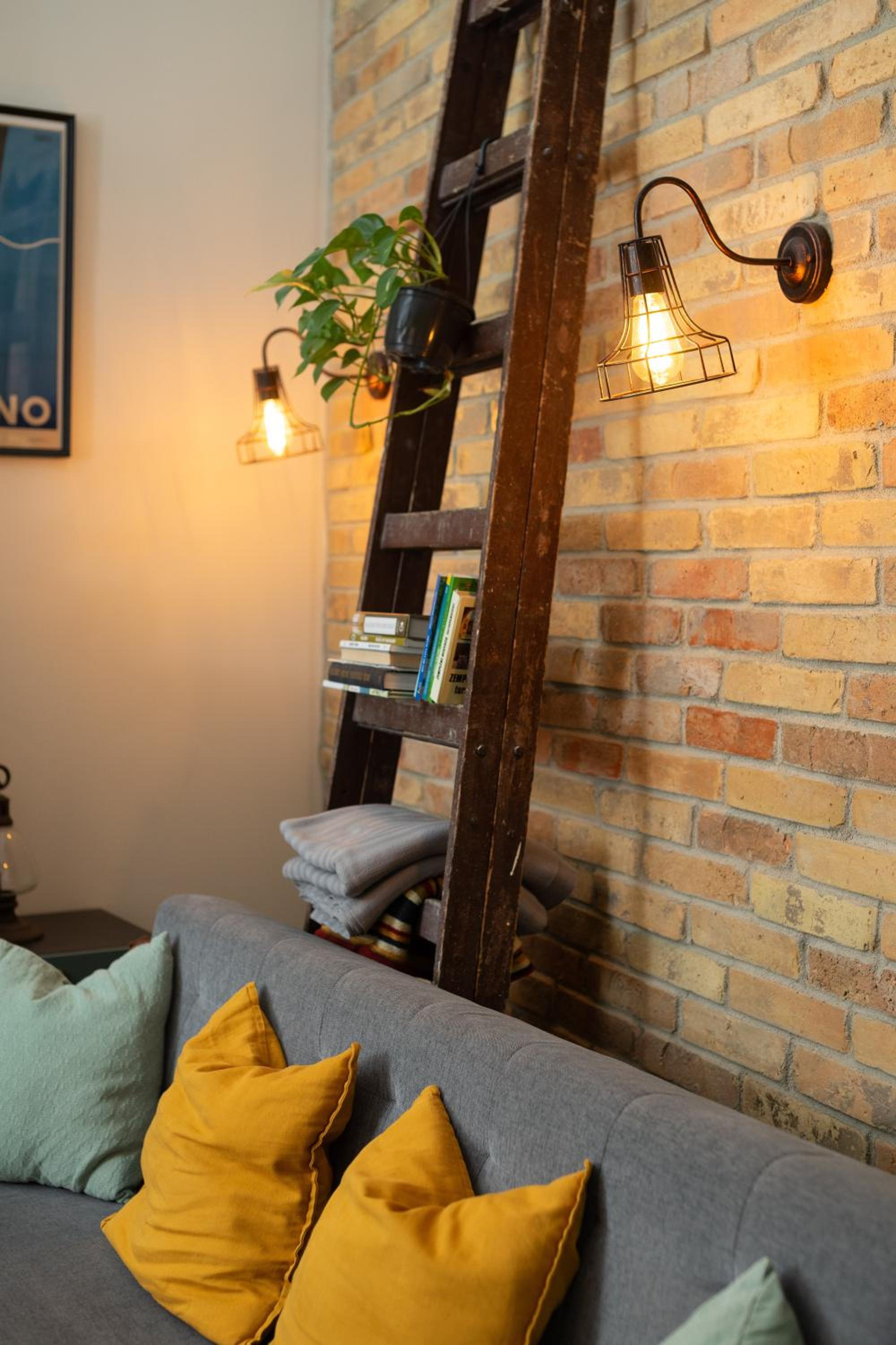 Central Vintage Loft - FREE Private Parking - Metro - Tram - AC