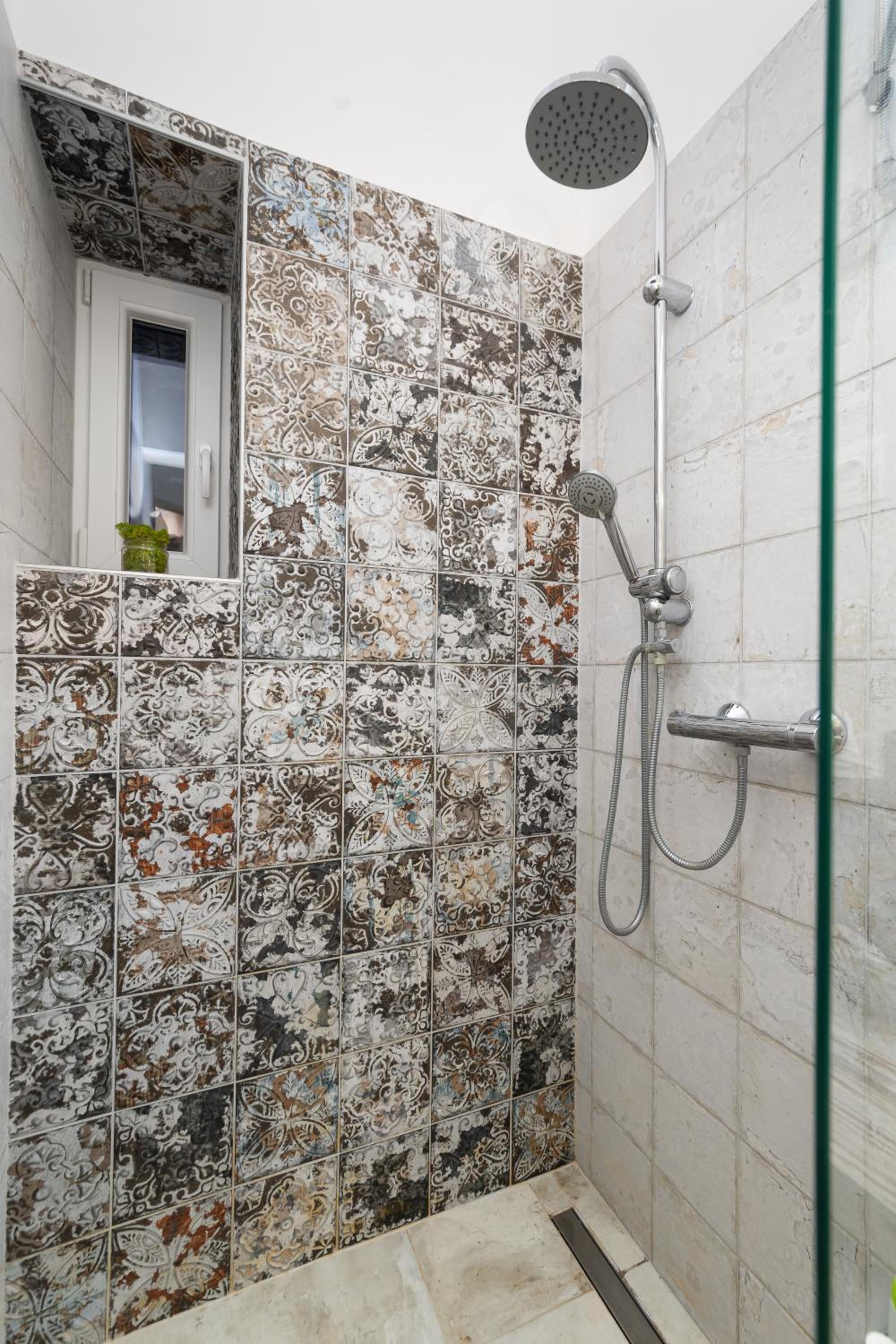 Central Vintage Loft - FREE Private Parking - Metro - Tram - AC