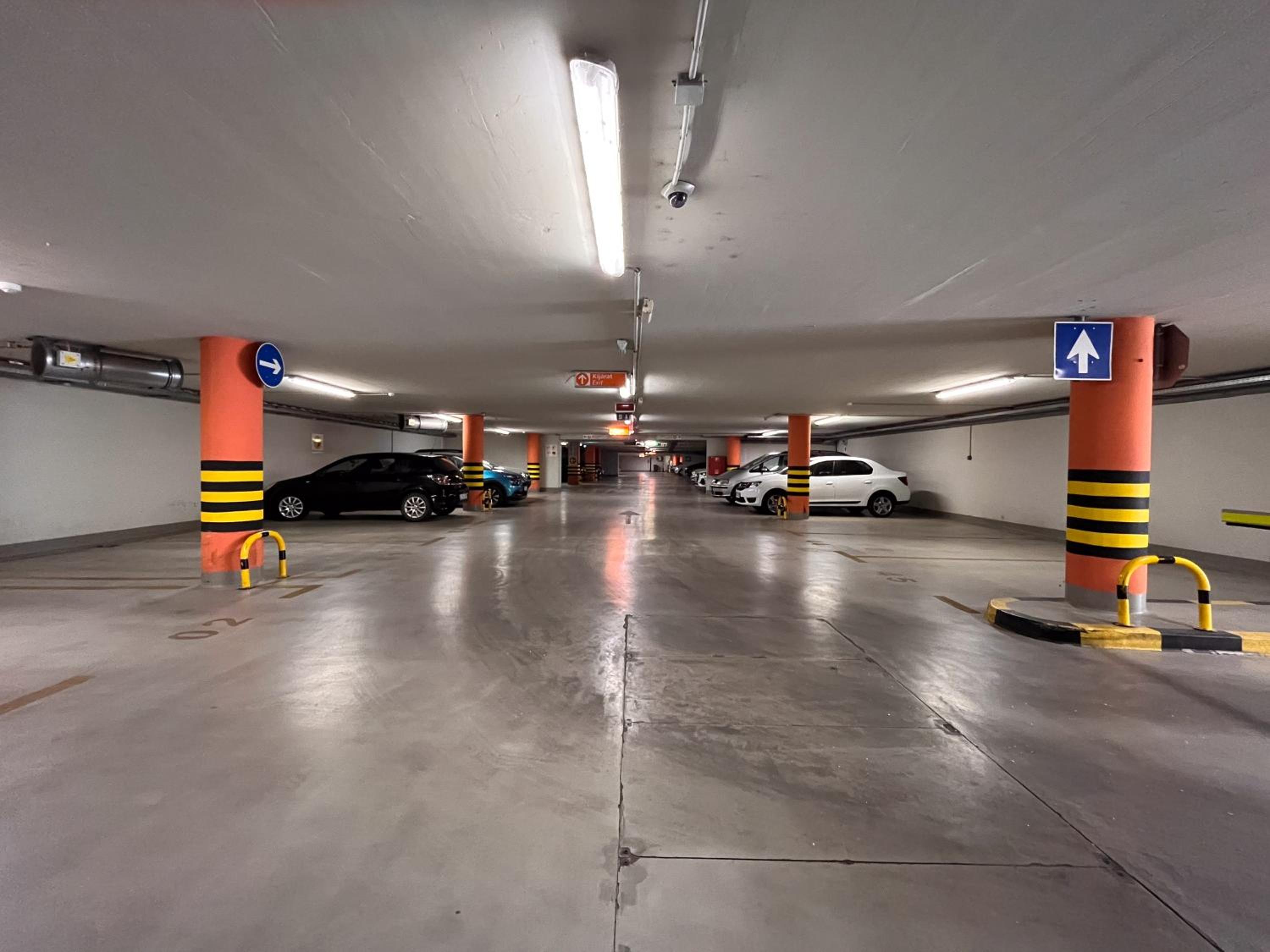 Central Vintage Loft - FREE Private Parking - Metro - Tram - AC