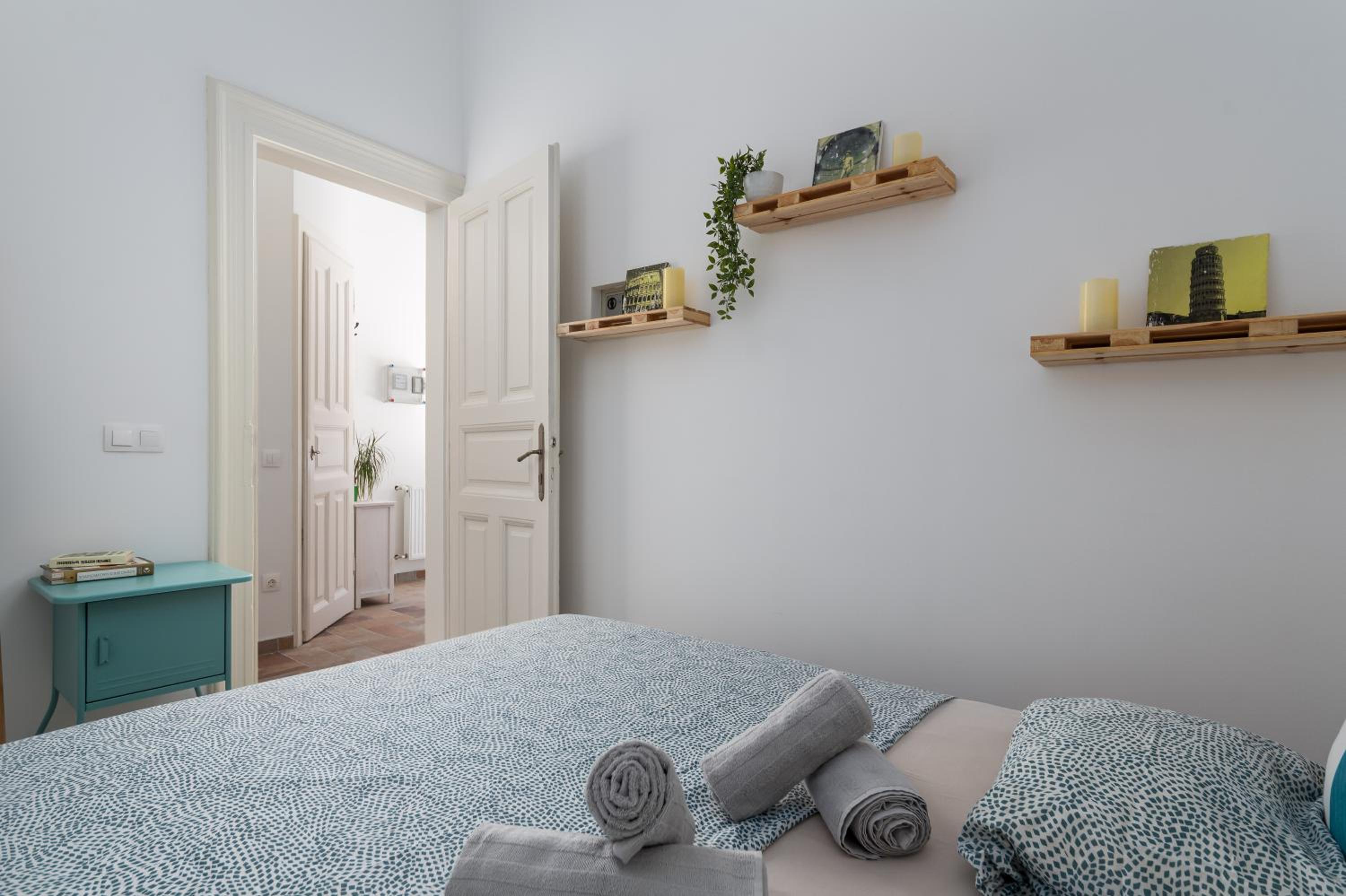Central Vintage Loft - FREE Private Parking - Metro - Tram - AC