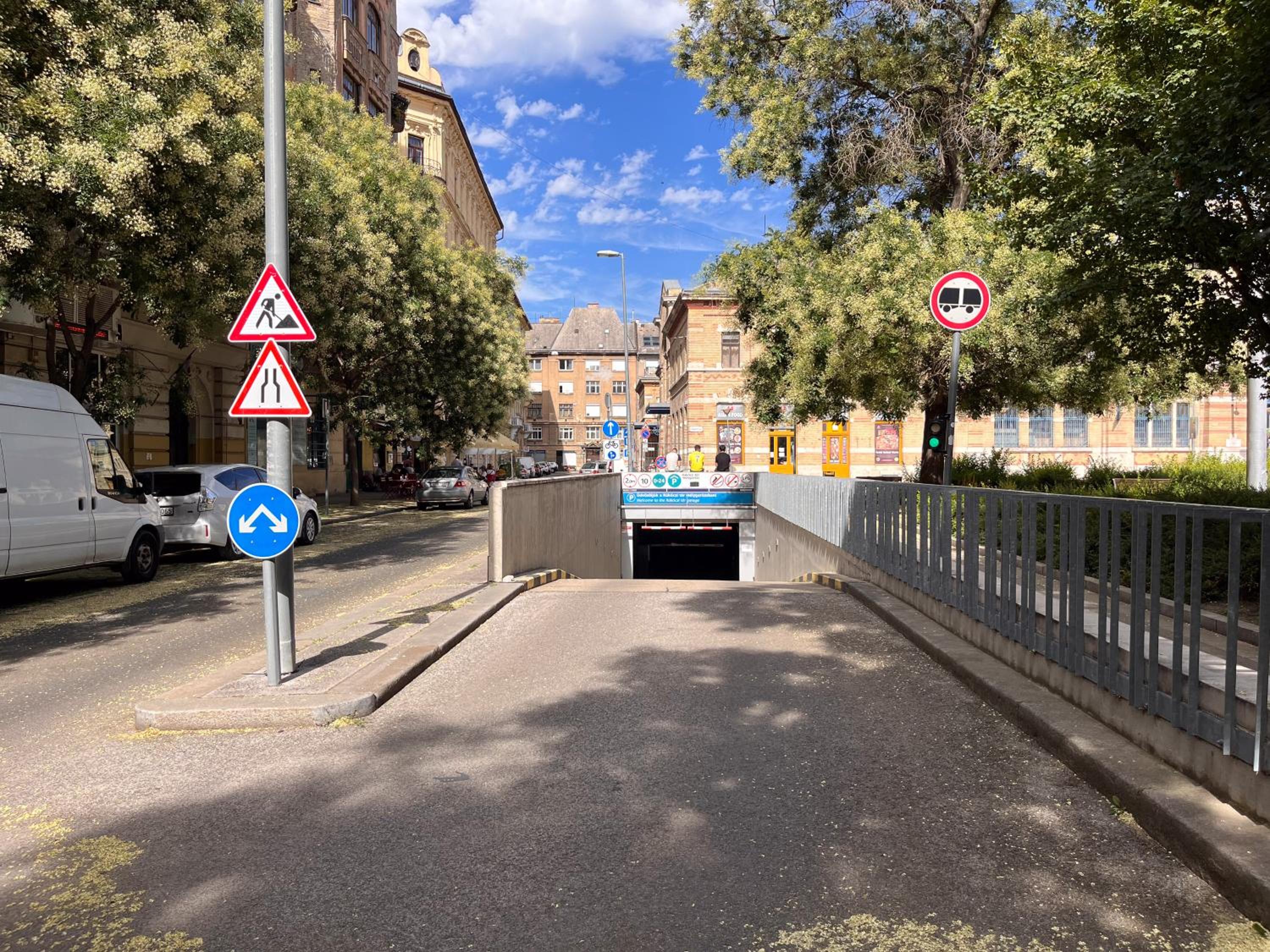 Central Vintage Loft - FREE Private Parking - Metro - Tram - AC