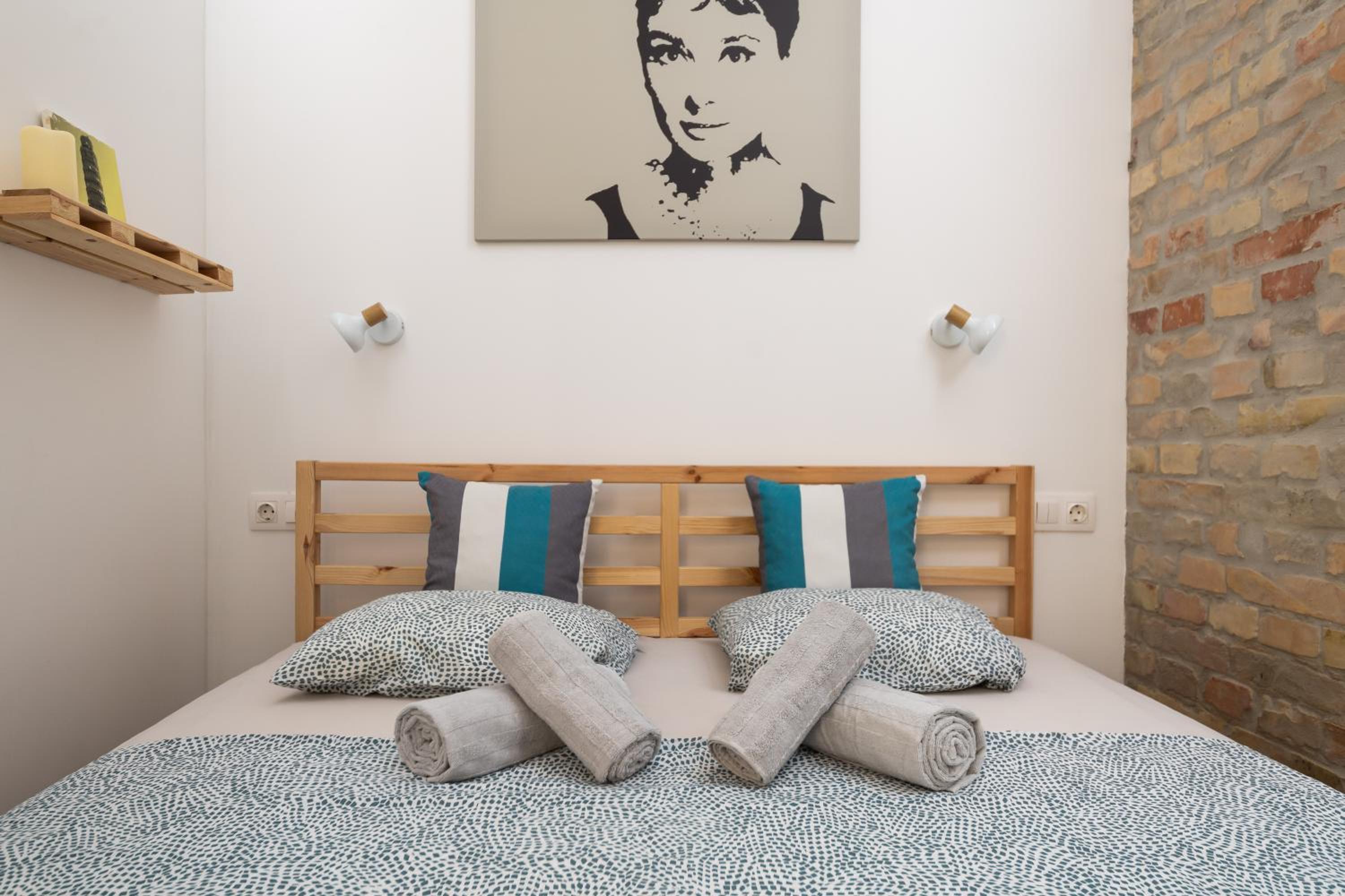 Central Vintage Loft - FREE Private Parking - Metro - Tram - AC