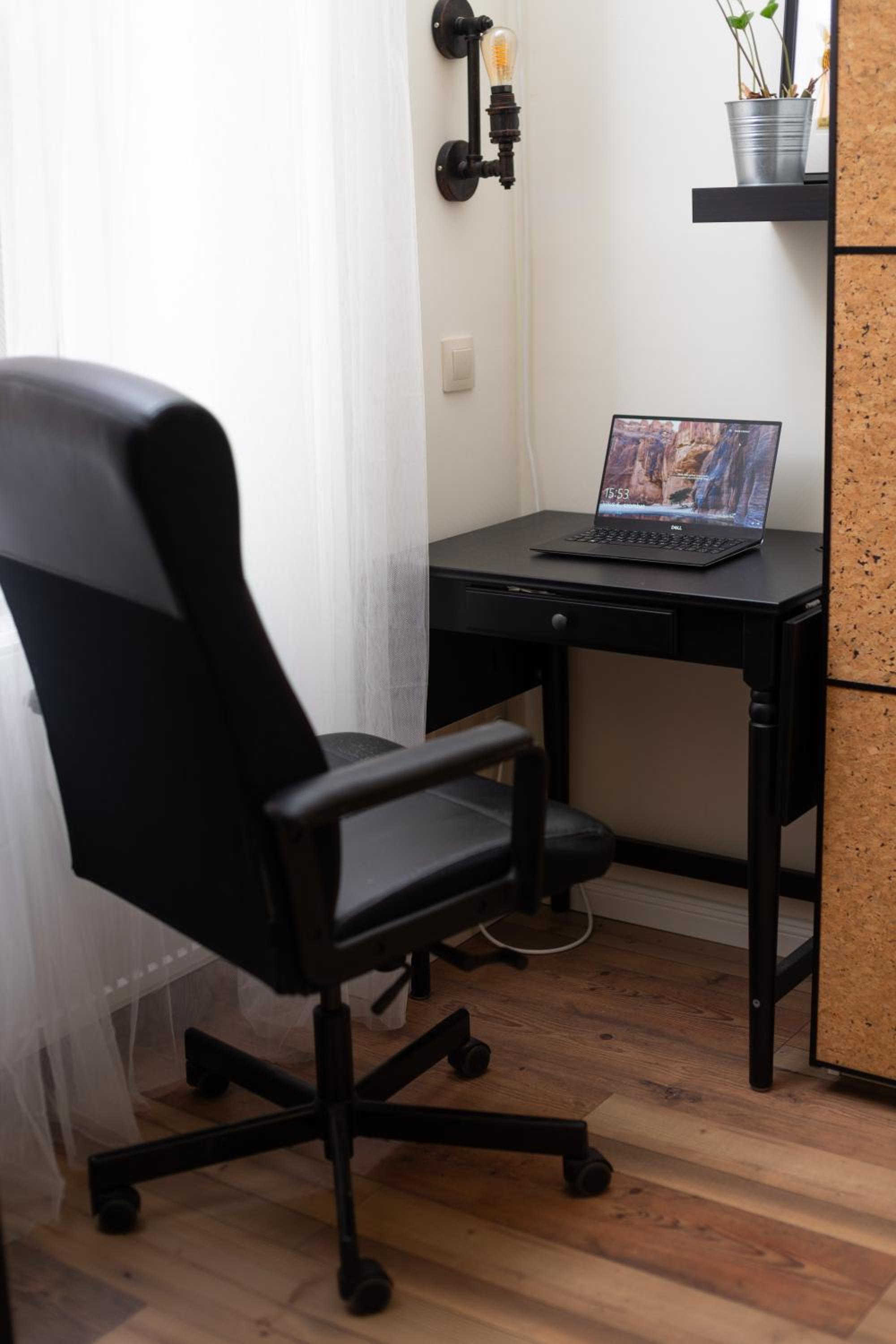 Central Vintage Loft - FREE Private Parking - Metro - Tram - AC