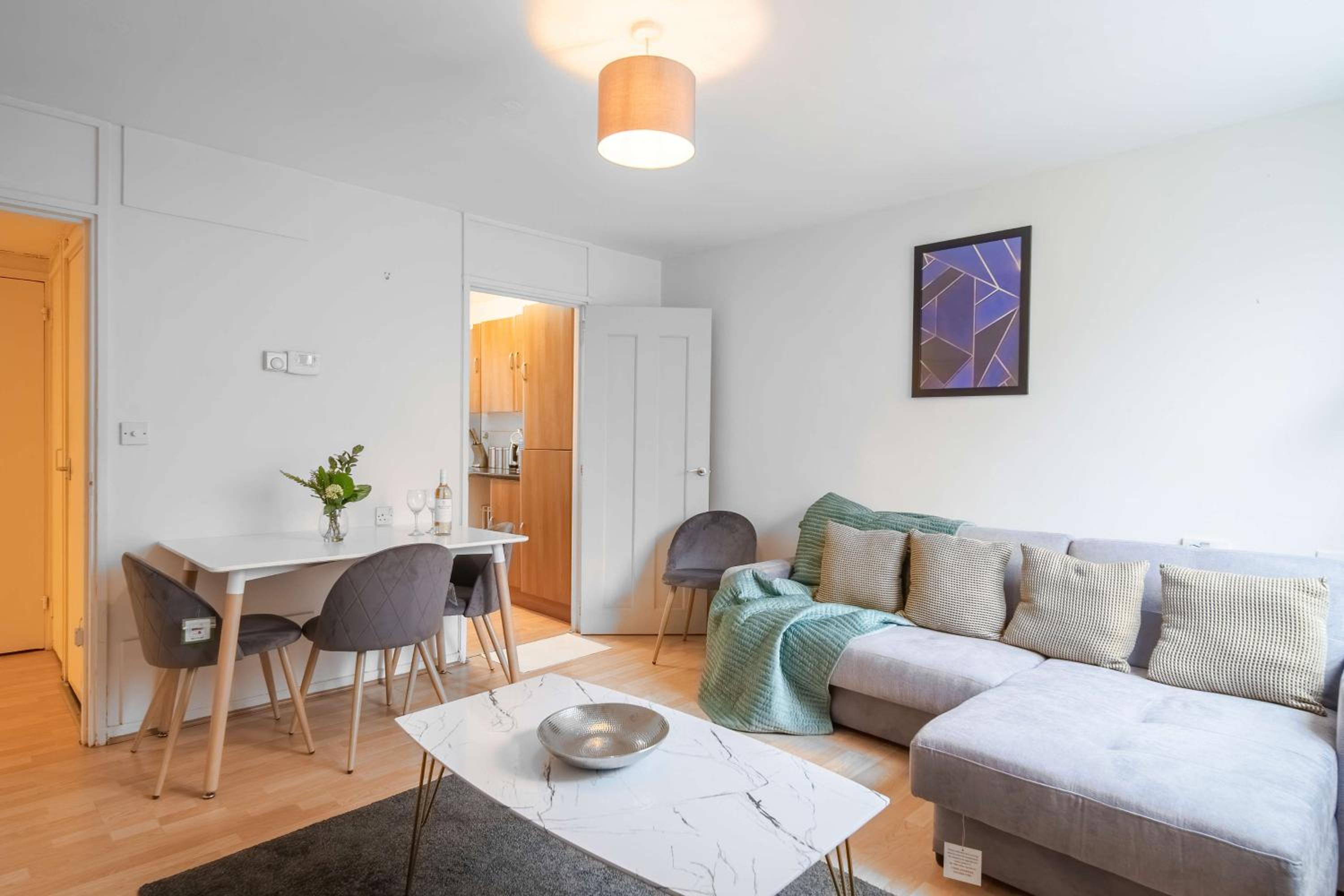One Bed Apt By LiveStay Short Lets & Serviced Accommodation London view 3