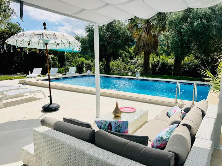 Exklusive moderne Finca mit Pool