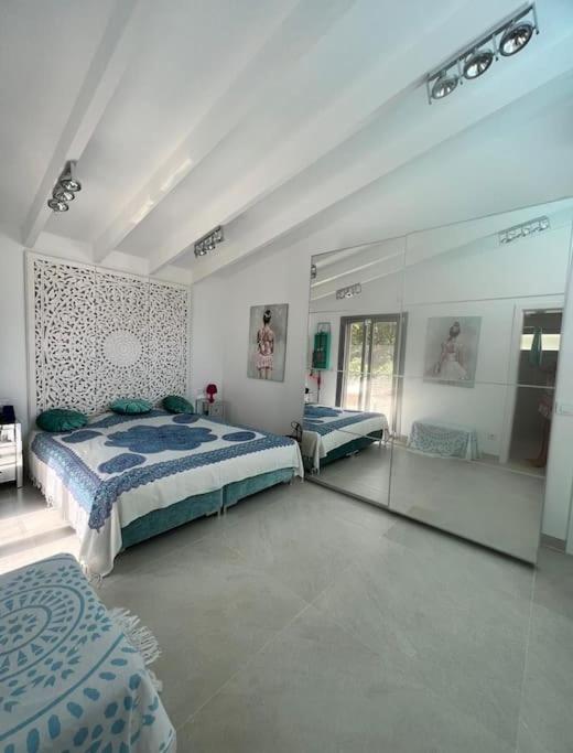 Exklusive moderne Finca mit Pool