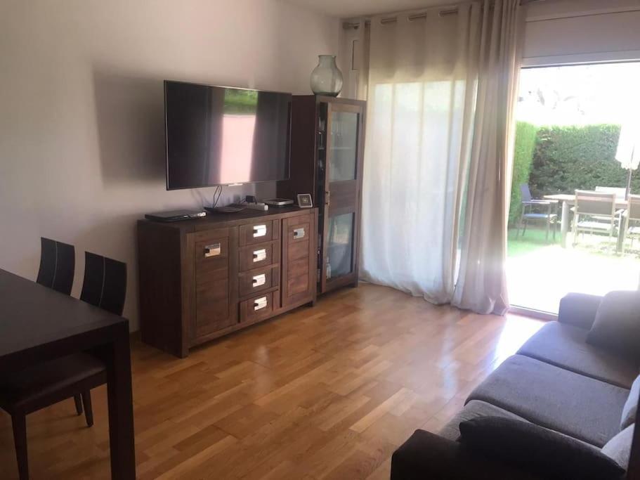 Apartamento 6 personas con piscina y parquing