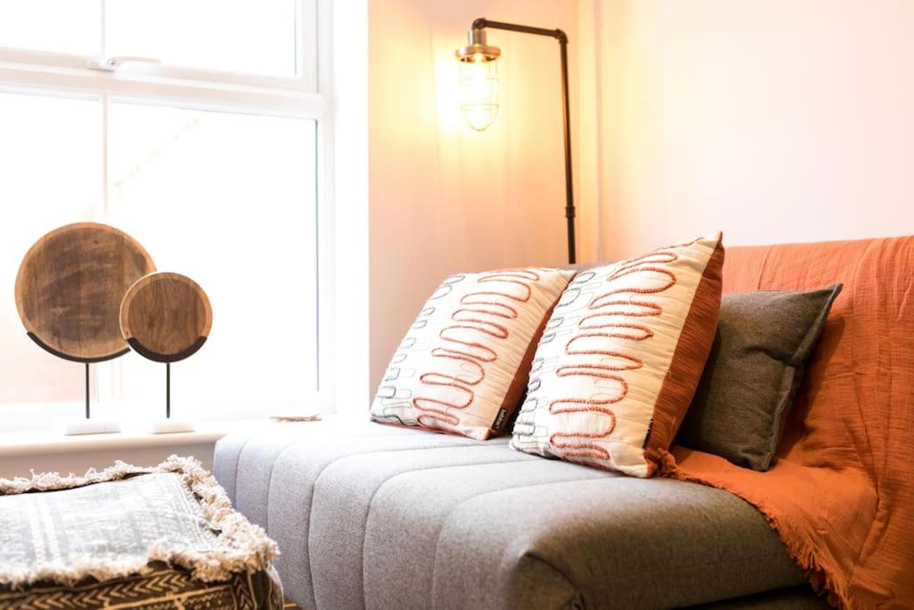 Stylish 1 bed apartment in westbourne with parking