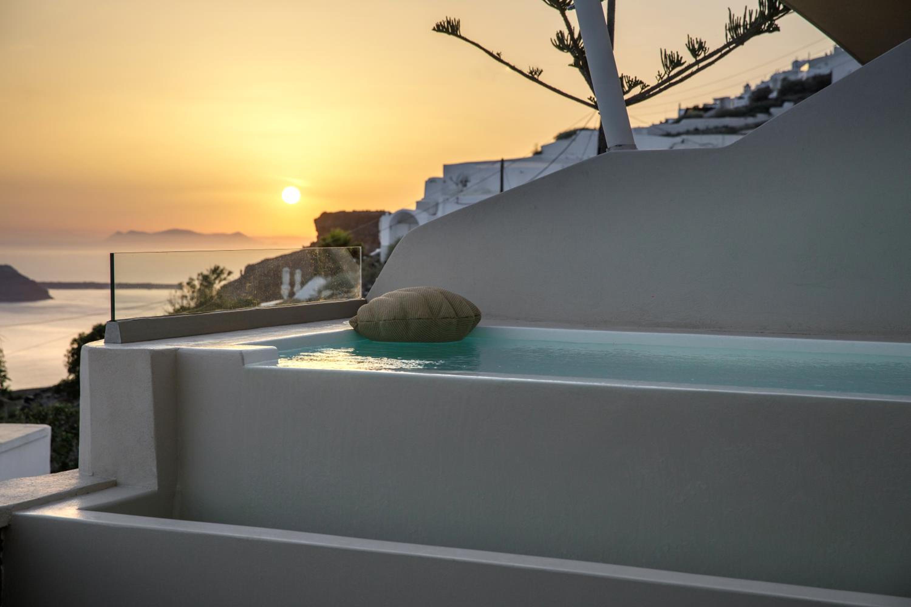 Morfes Luxury Suites by Caldera Houses