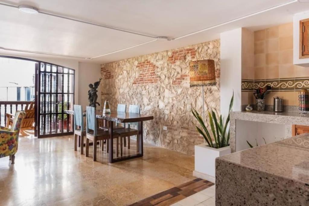 Charming Old City Loft with Jacuzzi!