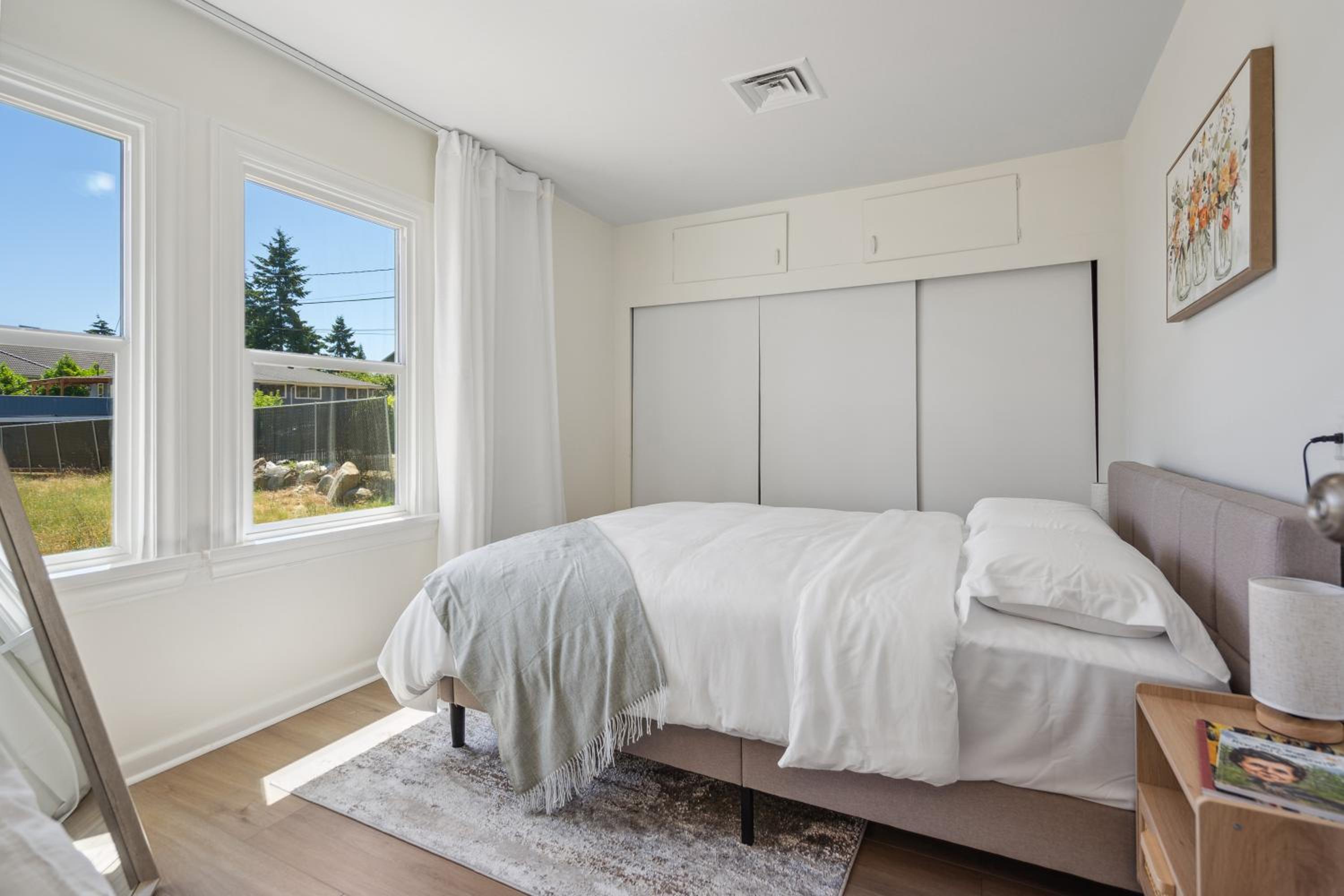 Spacious 5B2B home 5 min to airport with AC, Game Room, WiFi, Parking view 3