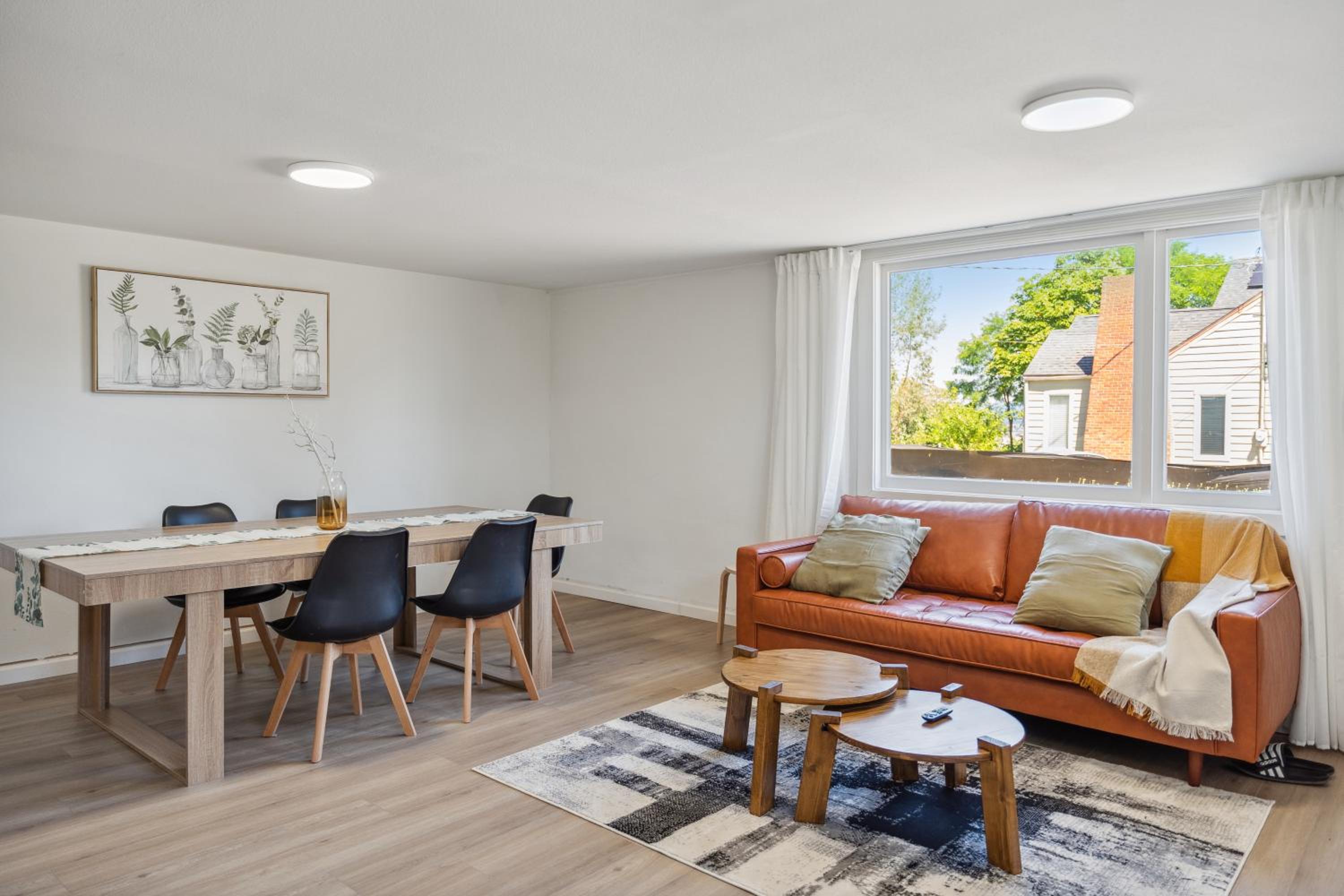 Spacious 5B2B home 5 min to airport with AC, Game Room, WiFi, Parking view 5