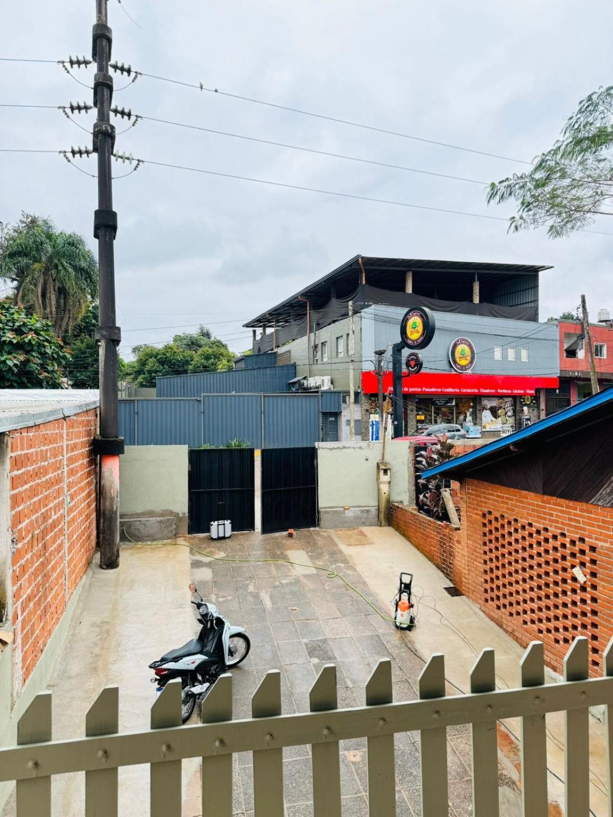 Casa S&G grande con 3 habitaciones, 8 personas, piscina privada, cochera, aire acondicionado, TV, wifi, excelente ubicacion