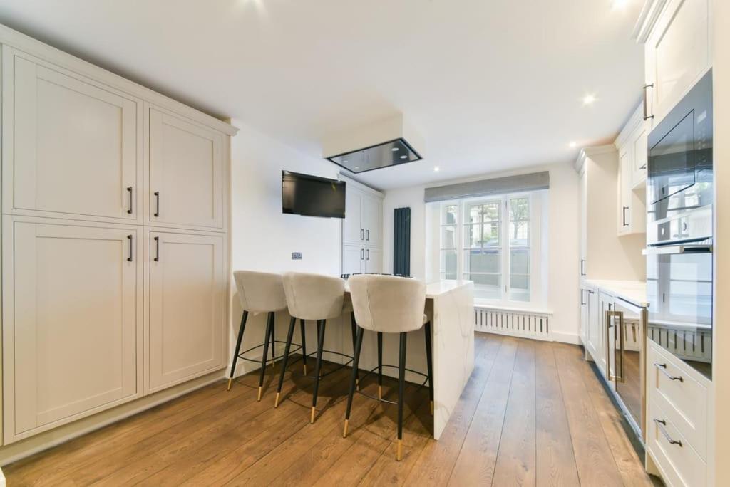 Luxury Chelsea House with Parking