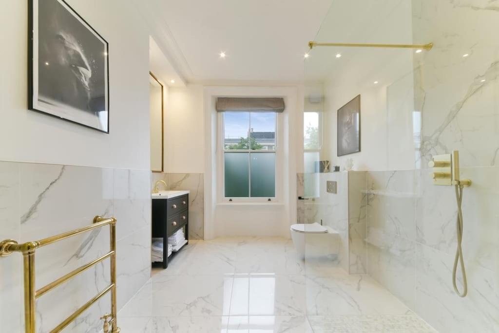 Luxury Chelsea House with Parking