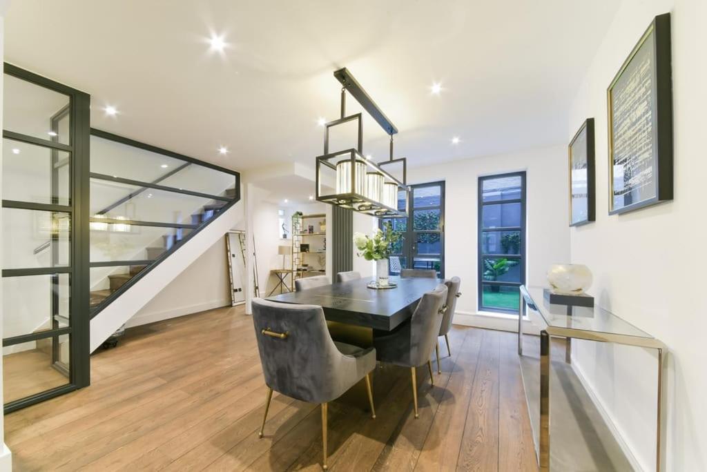 Luxury Chelsea House with Parking