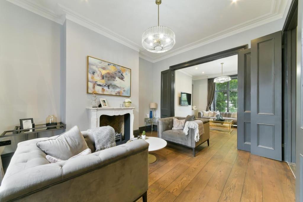 Luxury Chelsea House with Parking