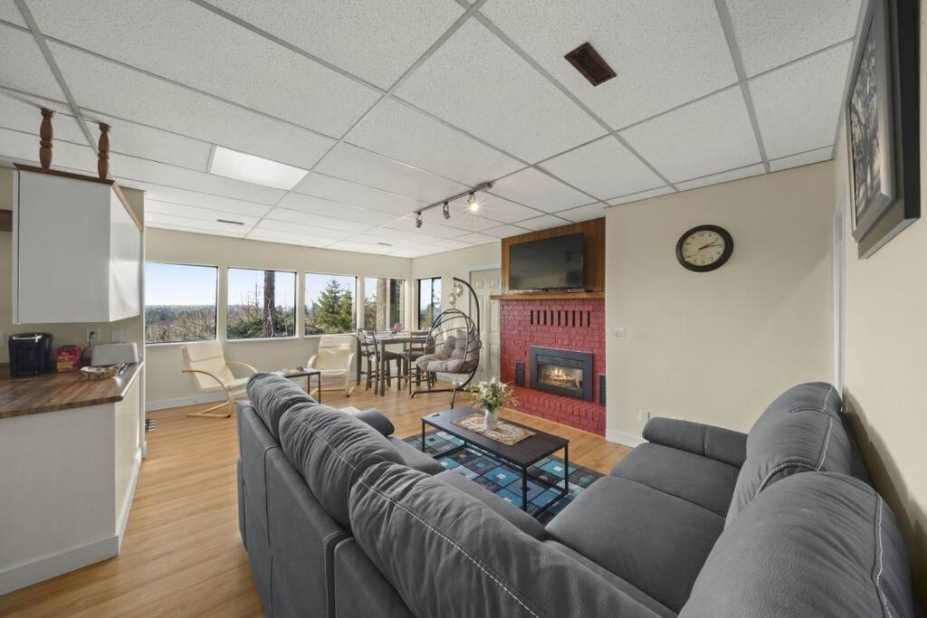 Five Bedroom Oasis with View of Abbotsford Valley