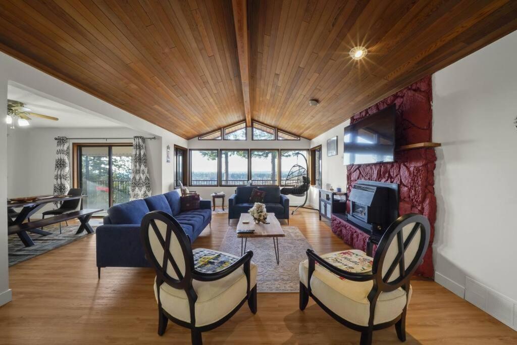 Five Bedroom Oasis with View of Abbotsford Valley