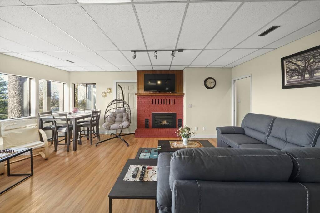 Five Bedroom Oasis with View of Abbotsford Valley