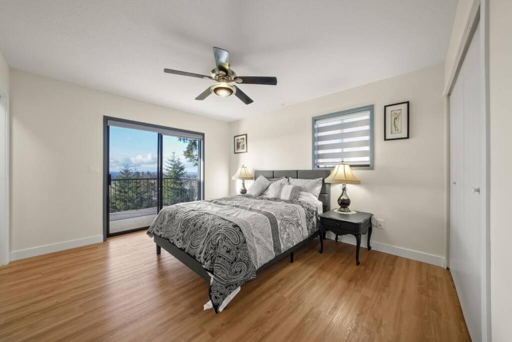 Five Bedroom Oasis with View of Abbotsford Valley