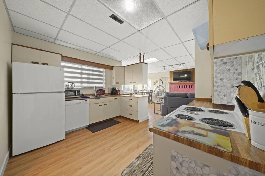 Five Bedroom Oasis with View of Abbotsford Valley