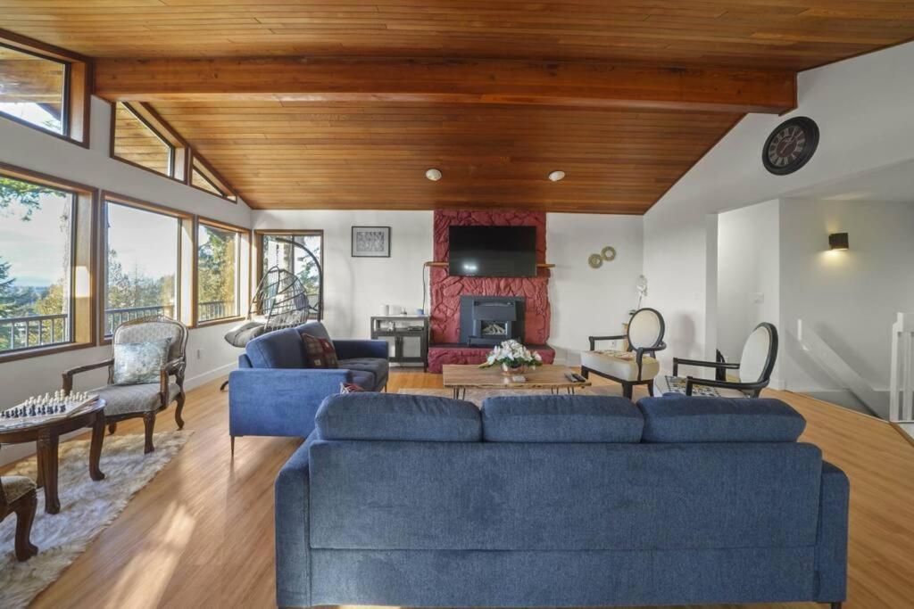 Five Bedroom Oasis with View of Abbotsford Valley