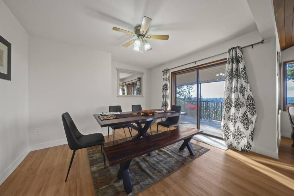 Five Bedroom Oasis with View of Abbotsford Valley