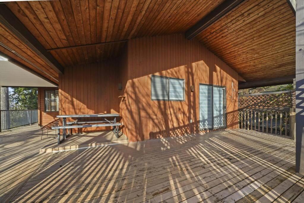 Five Bedroom Oasis with View of Abbotsford Valley