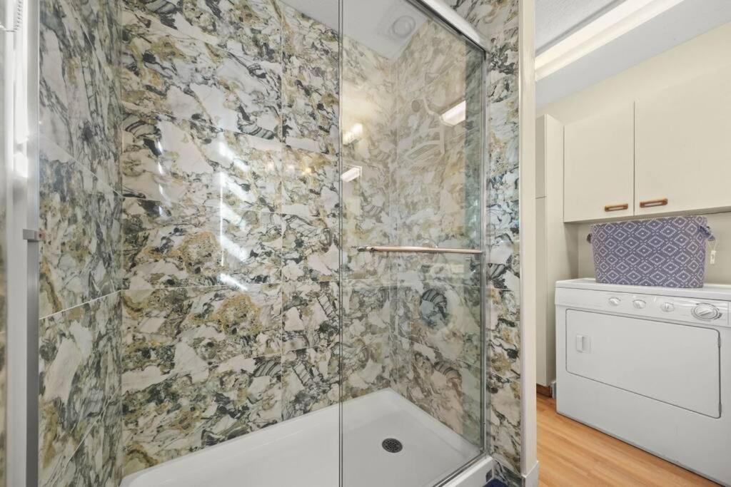 Five Bedroom Oasis with View of Abbotsford Valley