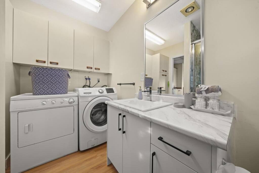 Five Bedroom Oasis with View of Abbotsford Valley