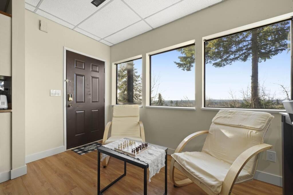 Five Bedroom Oasis with View of Abbotsford Valley